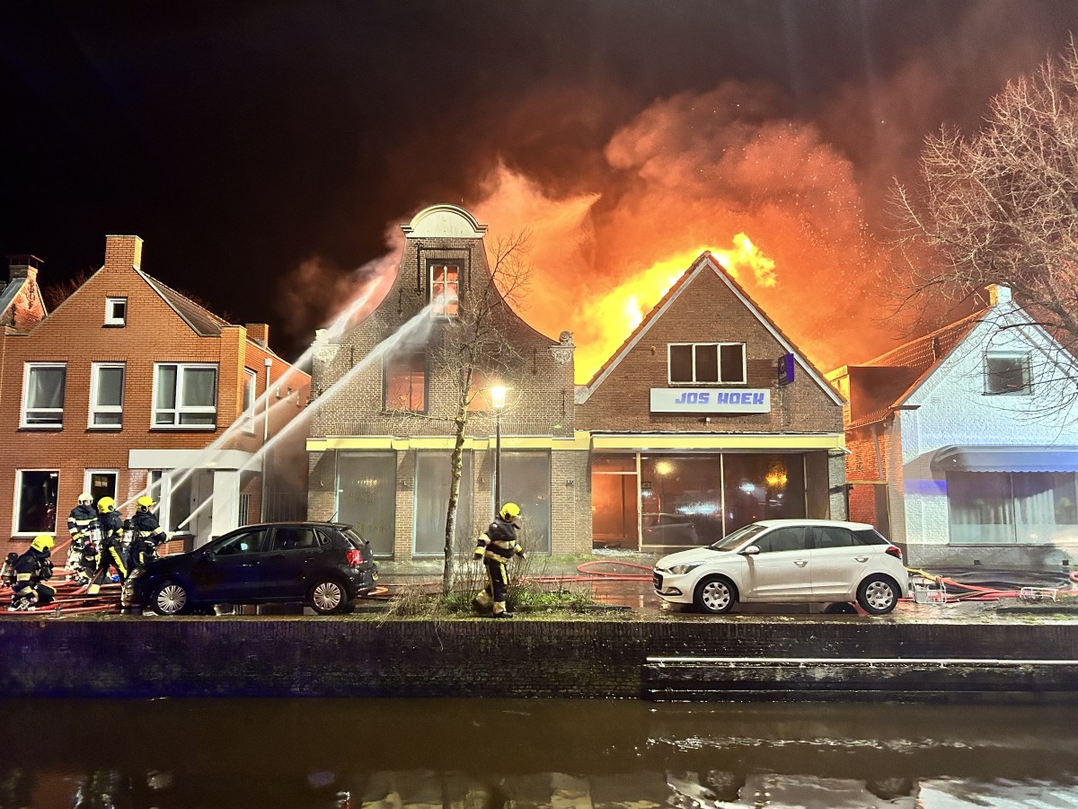 Zeer grote brand in Gorredijk; rijksmonument uit 1776 in vlammen op
