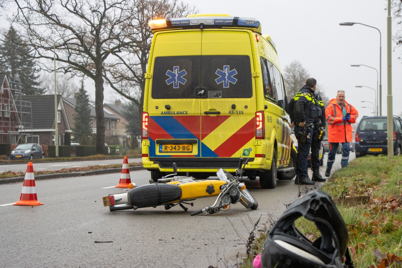 Brommerrijder gewond bij forse aanrijding in Emmen