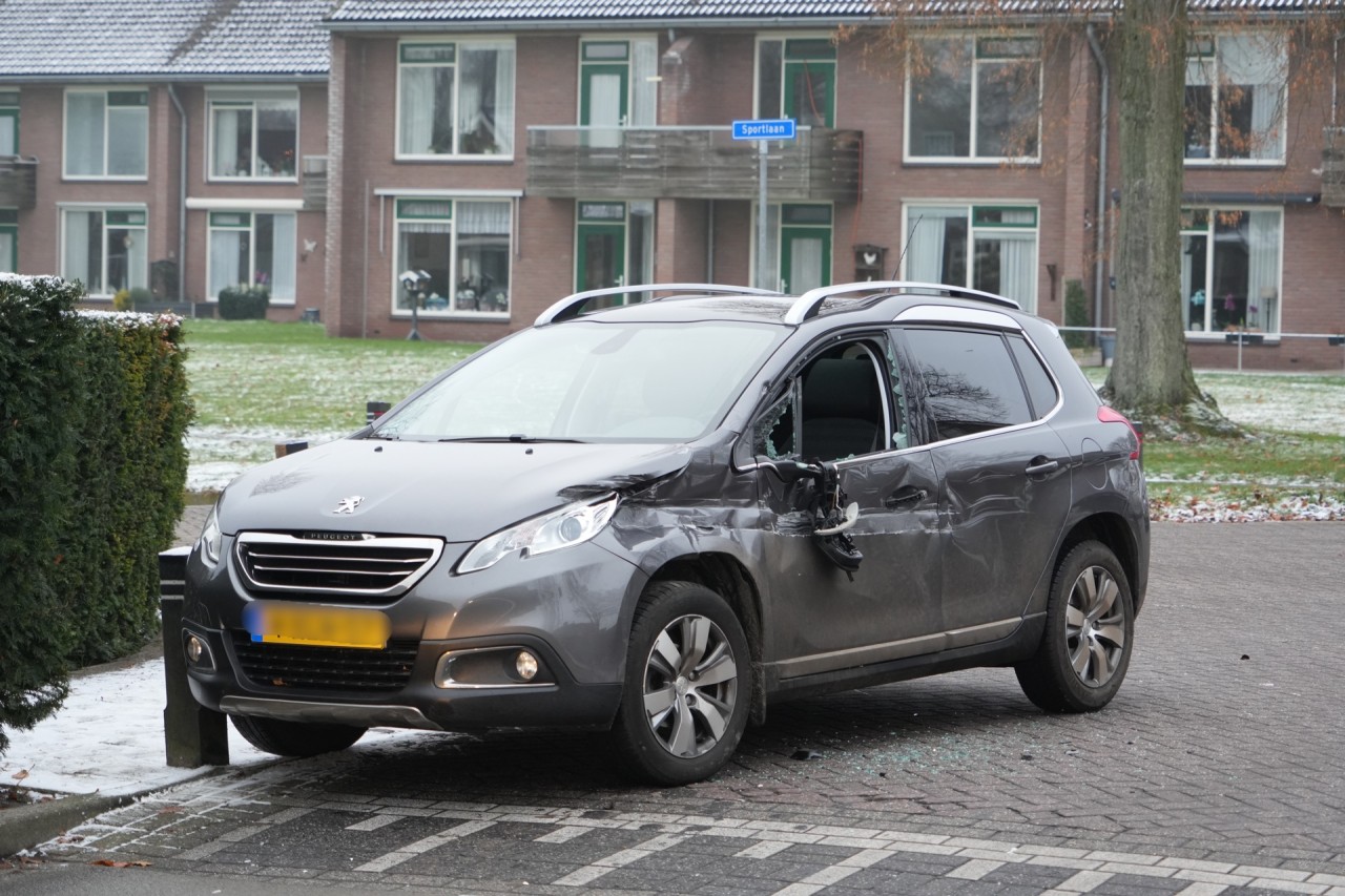 Auto klem tussen afslaande vrachtwagencombinatie in Nieuw-Amsterdam