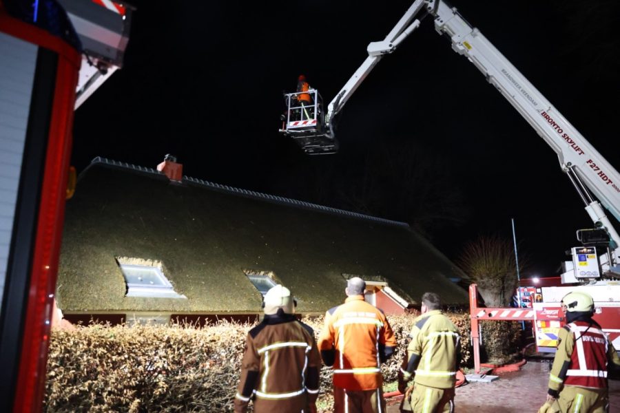 Brandweerkorpsen ingezet bij schoorsteenbrand van rietgedekte woning in Eext