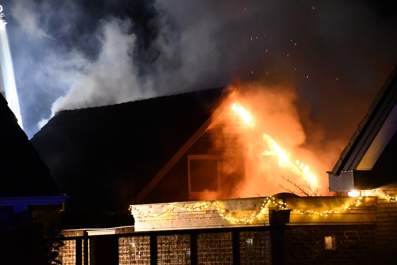 Uitslaande brand in garage slaat over naar woning en andere garage in Midlum