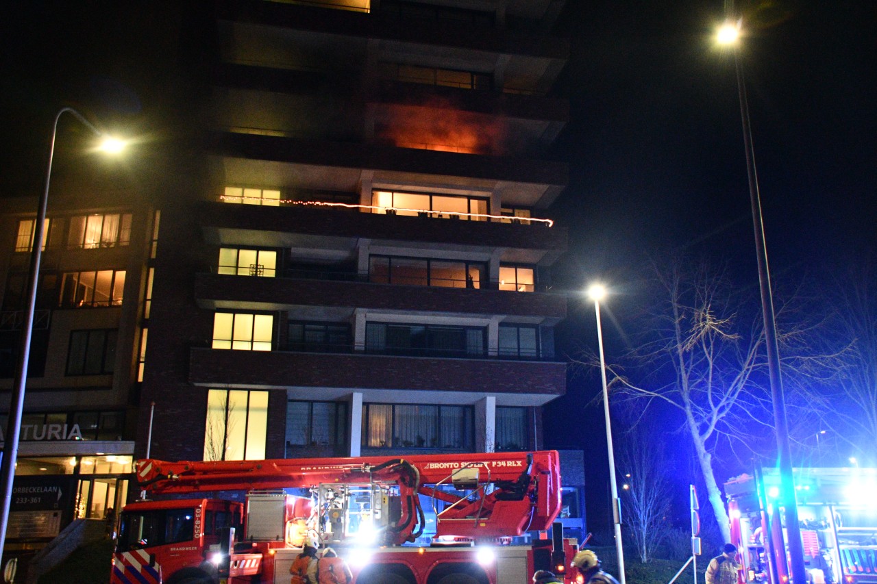 Uitslaande brand in flatgebouw in Assen
