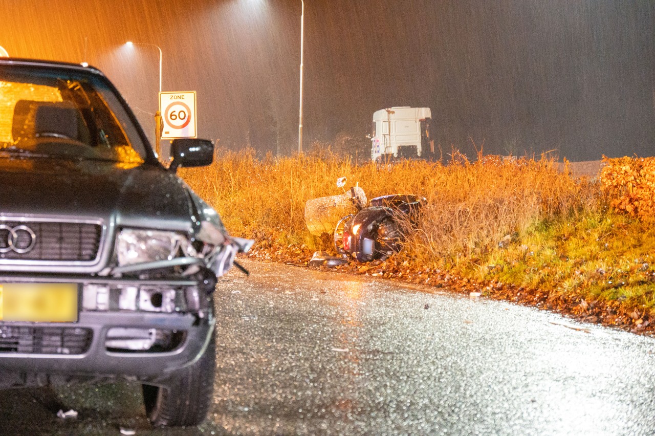 Scooterrijdster gewond bij botsing met auto in Harkema