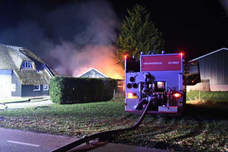 Brandweer weet erger te voorkomen bij grote brand in Hoornsterzwaag