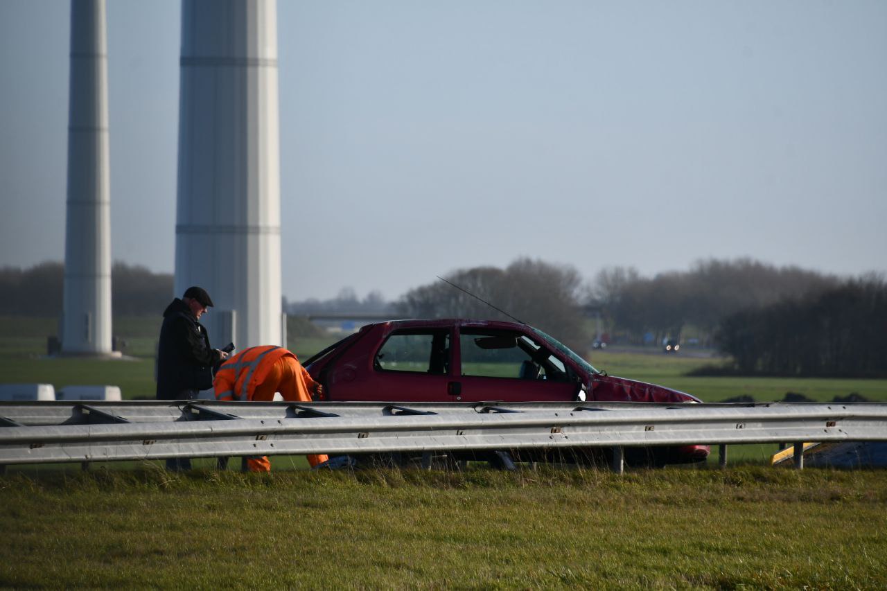 Auto eindigt in de vangrail op N31 bij Zurich