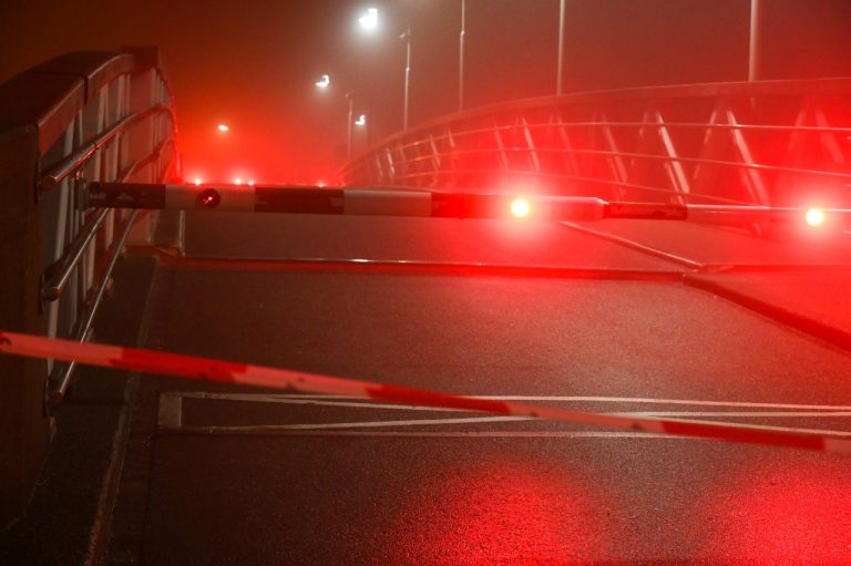 Binnenvaartschip botst tegen brug over Prinses Margrietkanaal bij Stroobos