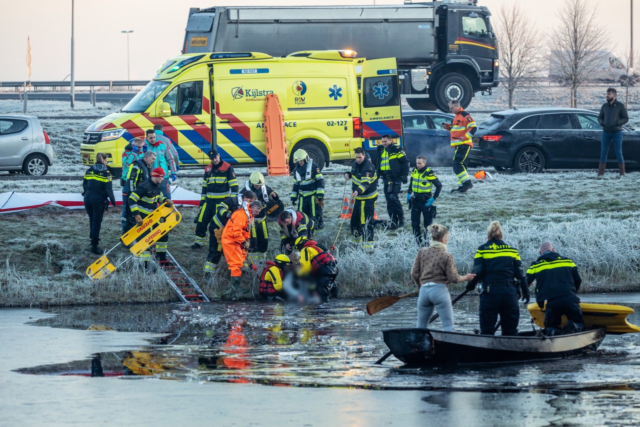 Man zakt door het ijs langs Weinmakker in Heerenveen