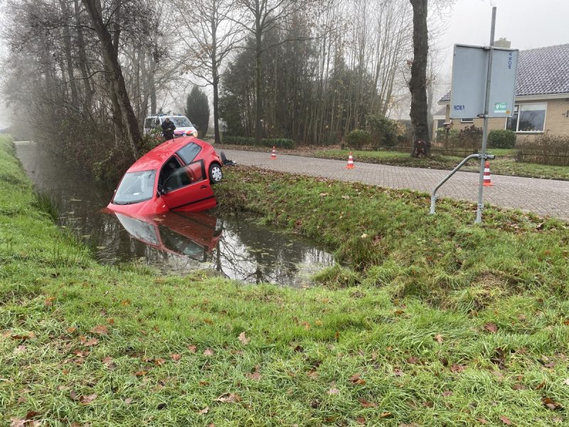 Auto belandt in de sloot bij Burgum