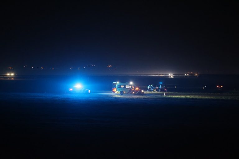 Automobilist landt op de kop in greppel langs A7