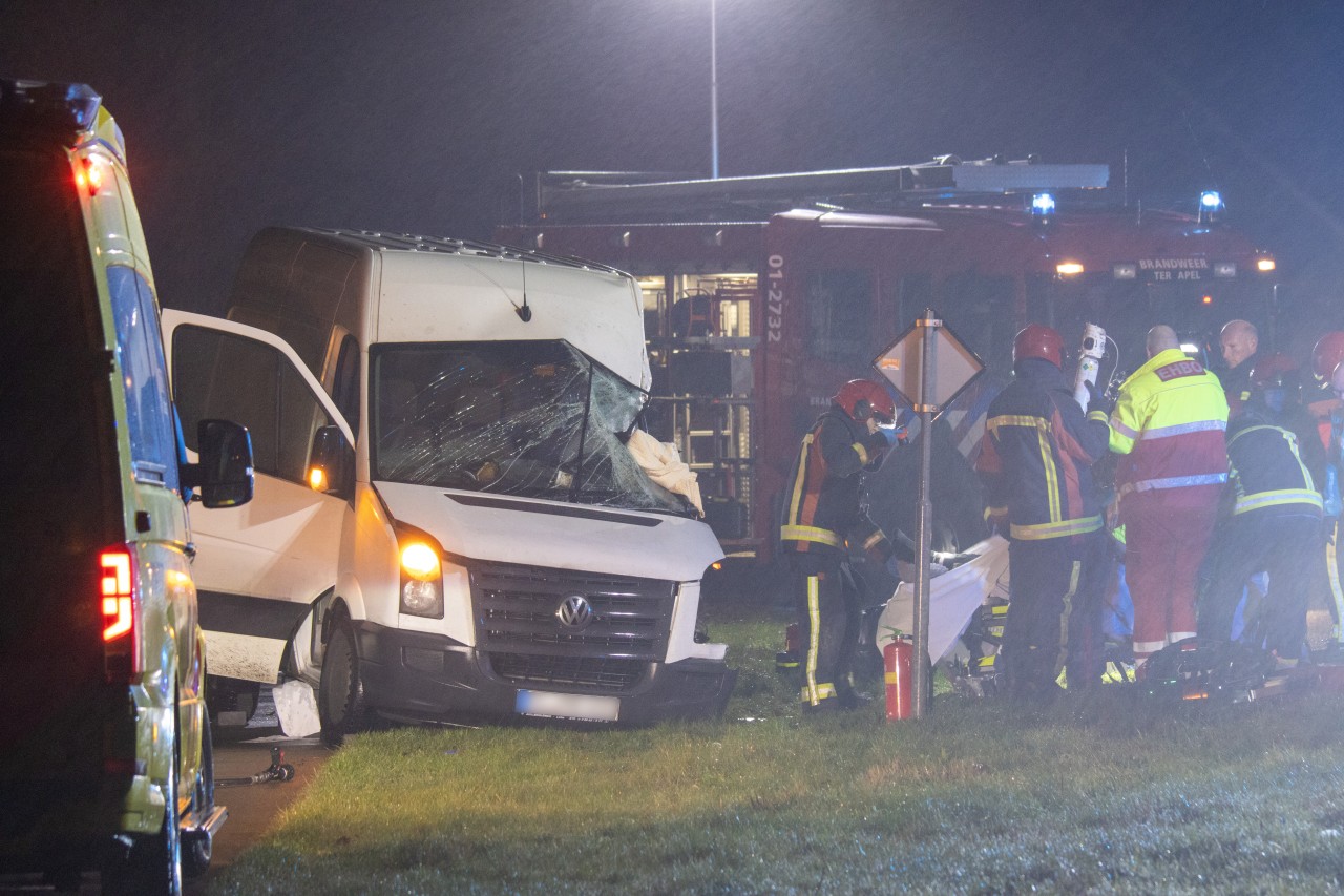 Bestuurder bestelbus gewond na botsing met vrachtwagen in Nieuw – Weerdinge