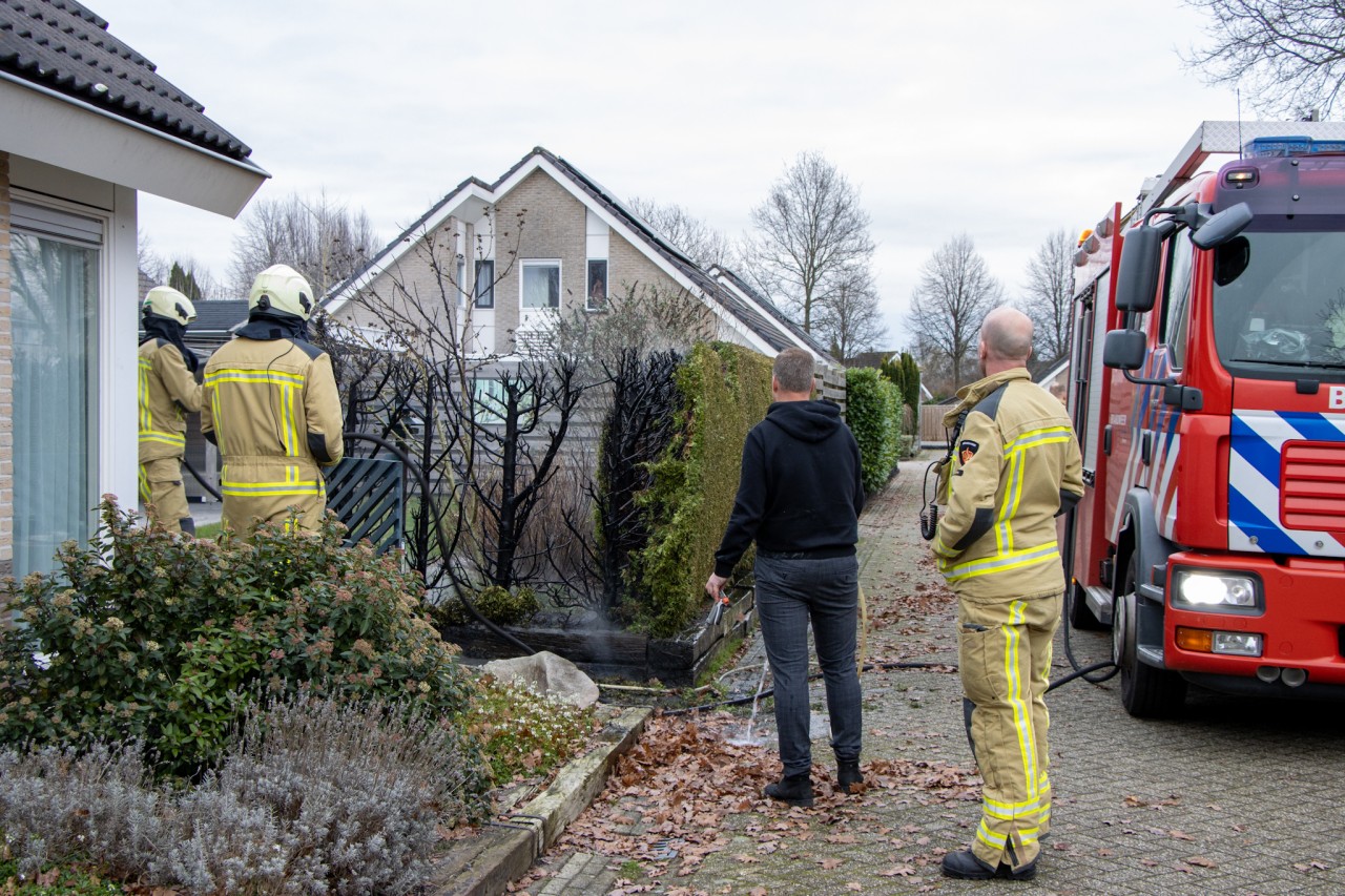Brandweer rukt uit voor brandende coniferenhaag in Emmen
