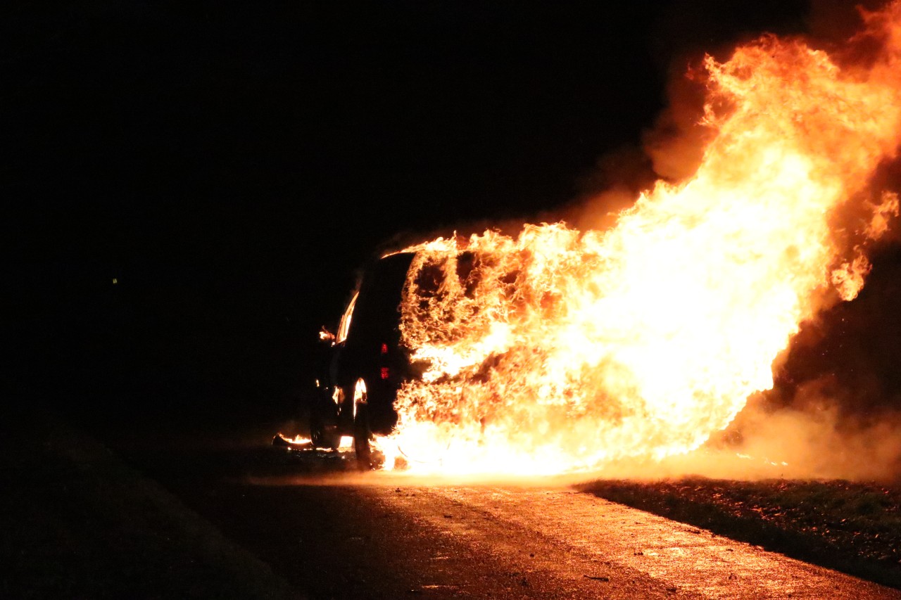 Auto in brand bij Alteveer