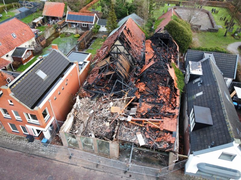 Politie onderzoekt zeer grote brand Gorredijk