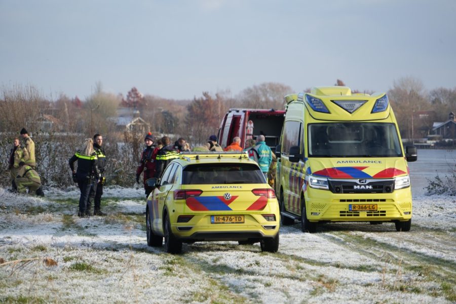 Twee schaatsers zakken door het ijs in Emmen
