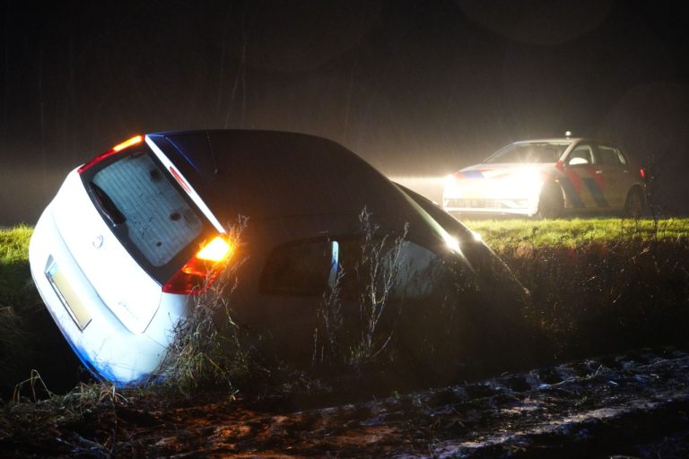 Auto belandt in droge sloot in Klazienaveen