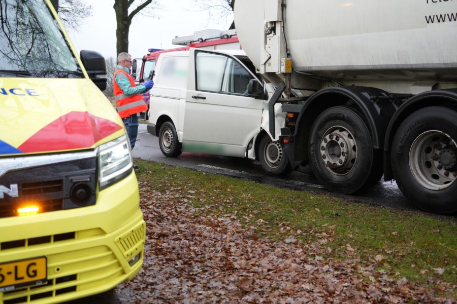 Bestelbus botst achterop vuilniswagen bij Weiteveen