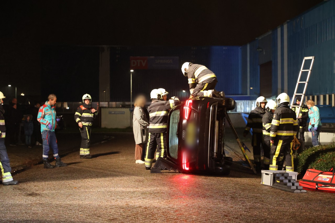 Bestuurster belandt op zijkant bij ongeval in Sint Nicolaasga