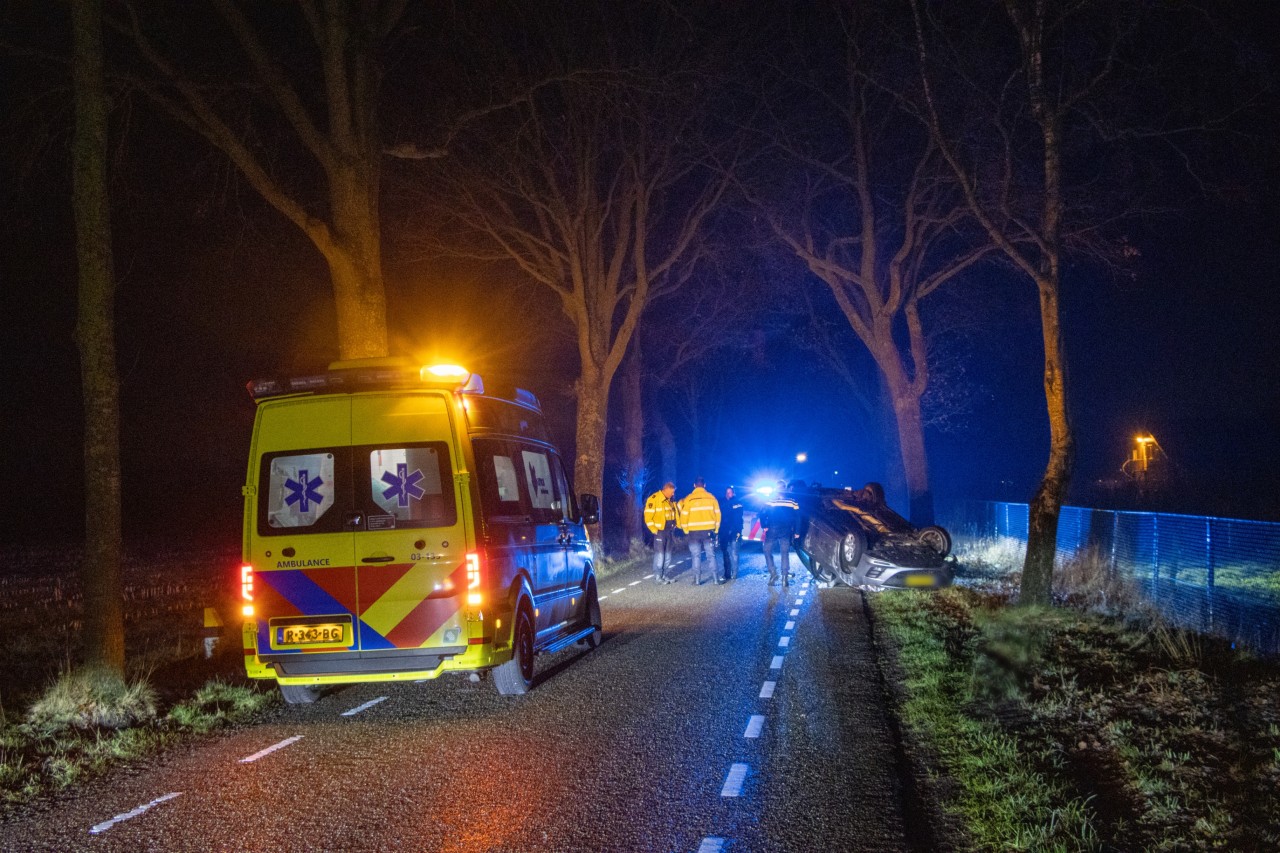 Auto belandt op de kop in Zweeloo