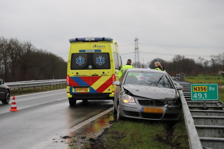 Auto botst tegen vangrail op Centrale As bij Burgum