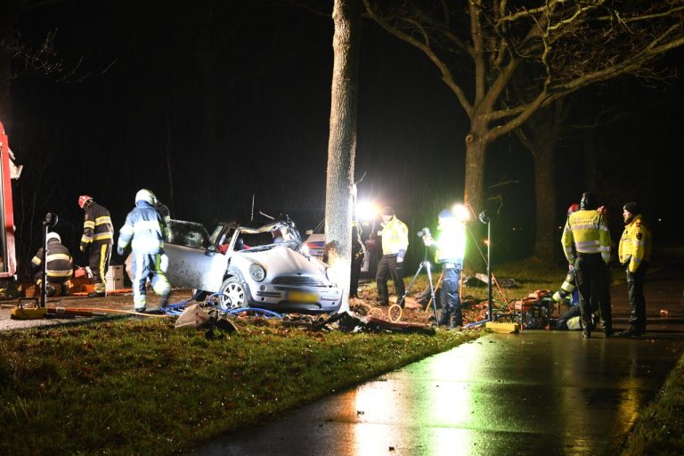 Bestuurder zit uur lang bekneld bij eenzijdig ongeval in Waskemeer