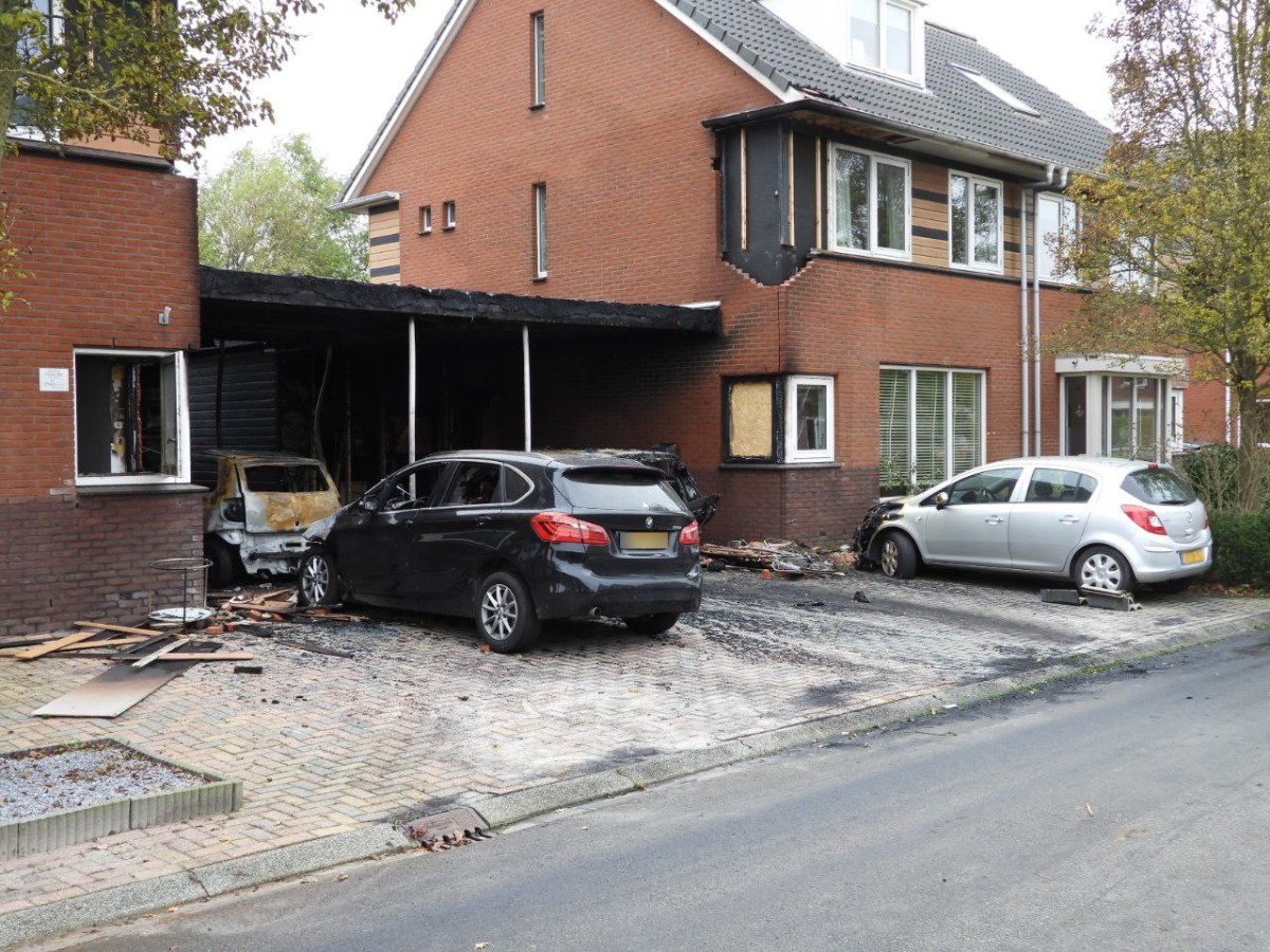 Twee woningen en vier auto’s zwaar beschadigd na brand; politie gaat uit van brandstichting