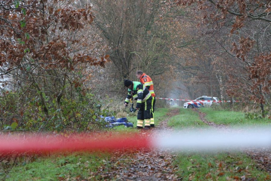 Brandweer en politie doen onderzoek naar aangetroffen vaten in Boelenslaan
