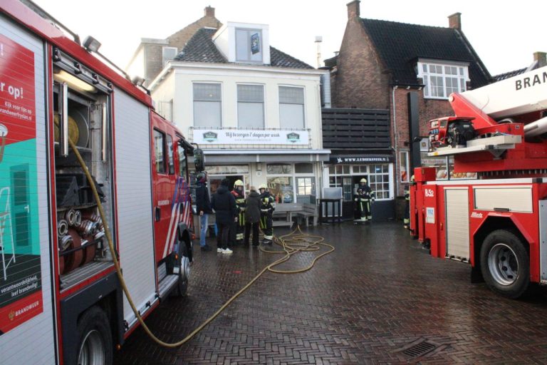 Brandweer rukt uit voor rokende Au bain-marie bak in Sneek
