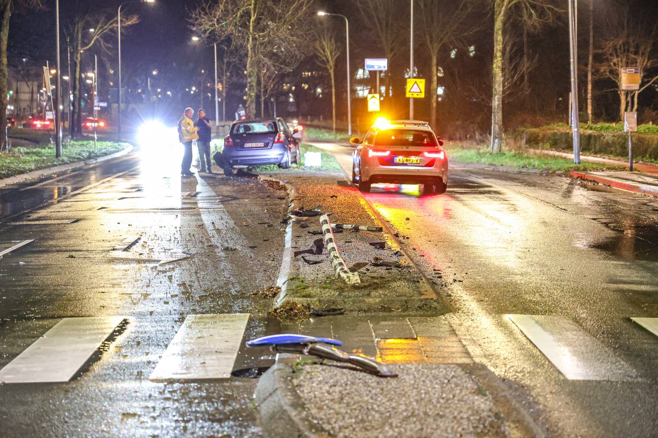 Bestuurder rijdt verkeersborden omver en komt meters verderop tot stilstand in Groningen
