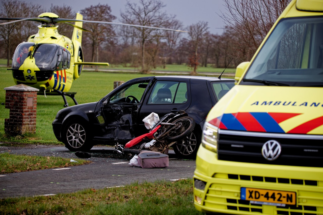 Brommerrijder ernstig gewond na botsing met auto in Ureterp
