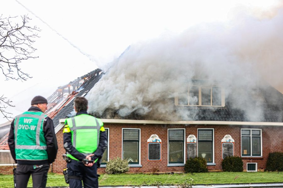 Grote brand uitgebroken bij Wijn en Whisky schuur in Scharnegoutum