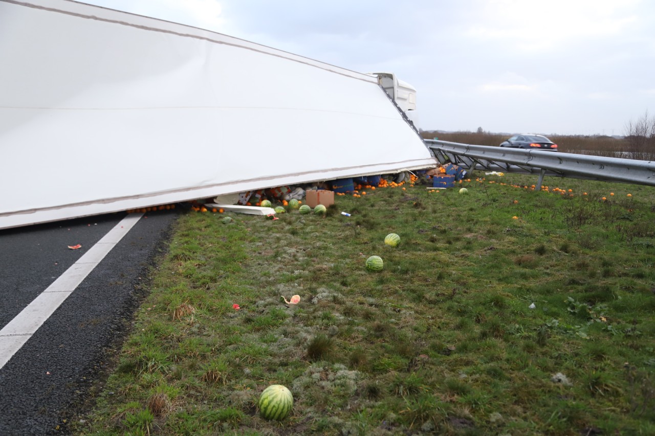Vrachtwagen met fruit gekanteld op A6 bij Oldeouwer