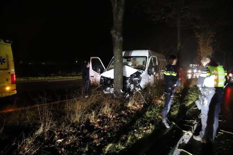 Bestelbus botst tegen boom in Drachten; drie gewonden