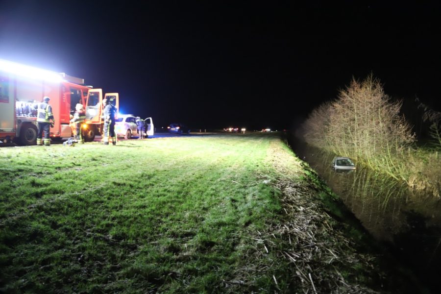 Auto belandt in de sloot langs N31 bij Nijega; bestuurder aangehouden