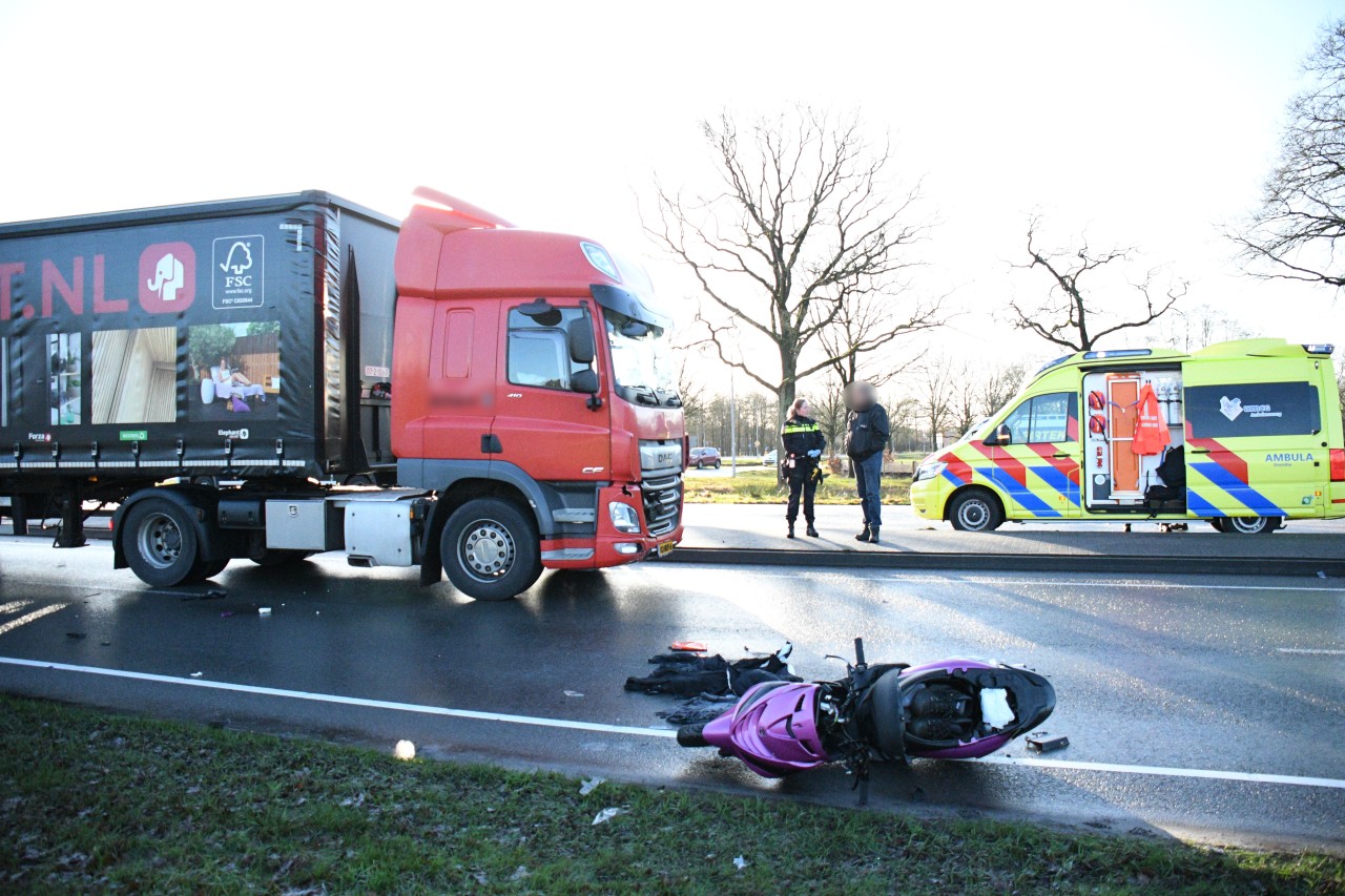 Scooterrijder (17) ernstig gewond na botsing met vrachtwagen in Assen