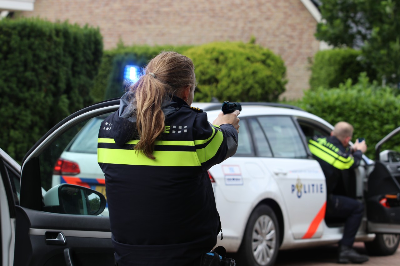 Agenten houden vuurwapengevaarlijke verdachte onder schot nadat hij met groot mes door Groningen loopt