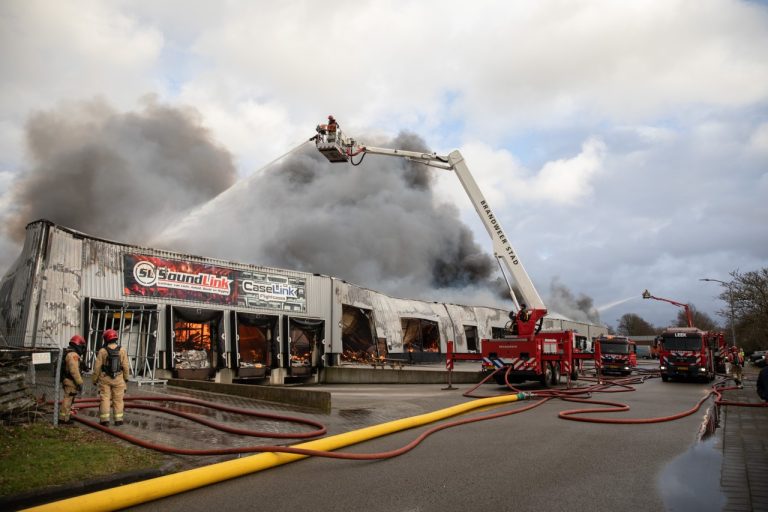 Vlammenzee verwoest industriepand in Roden