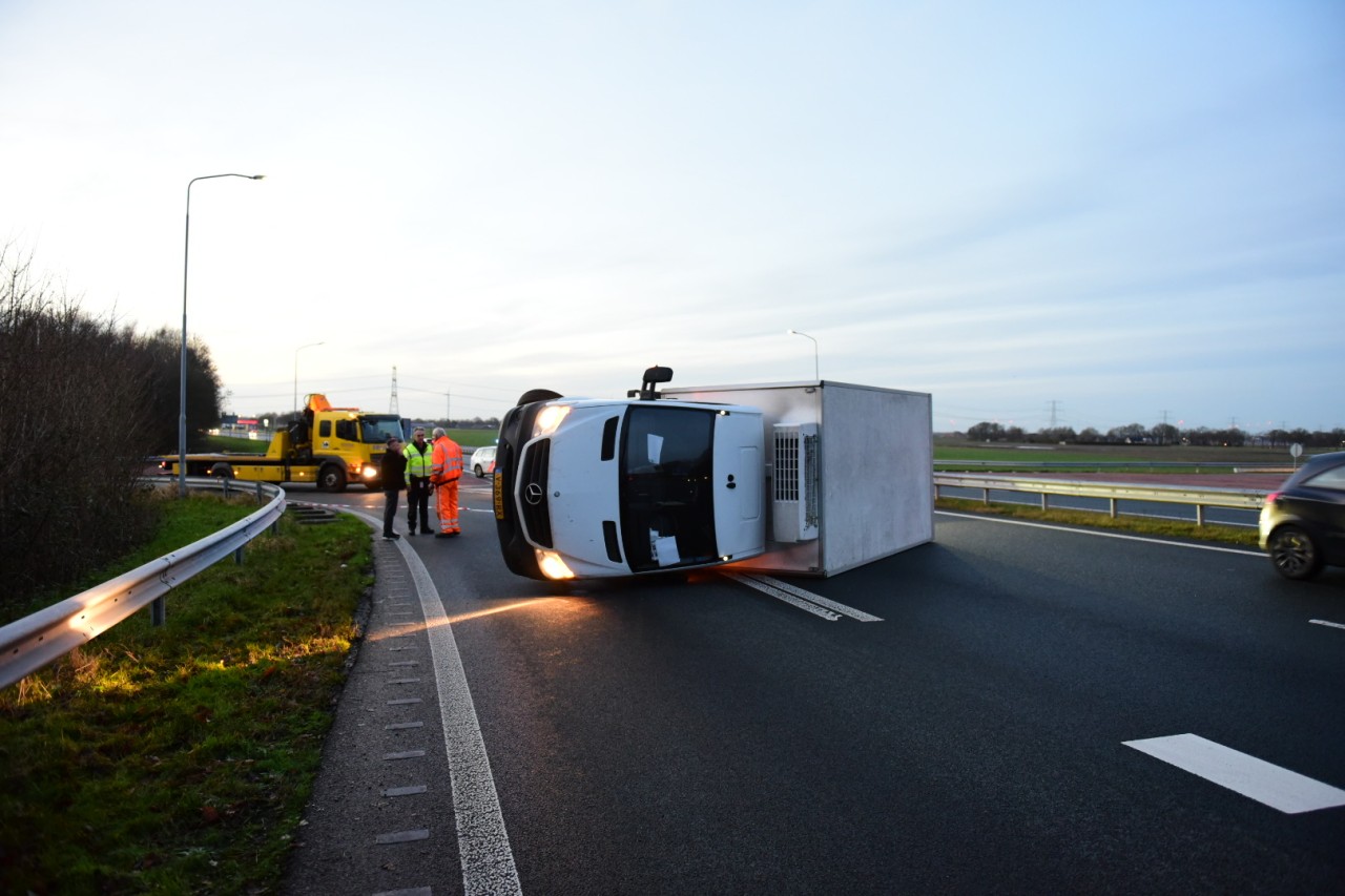 Bakwagen gekanteld op N366 bij Nieuwe Pekela