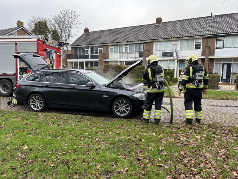 Brandweer blust autobrand in Hurdegaryp