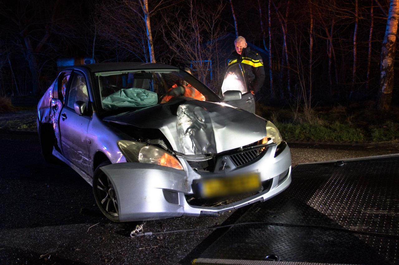 Bestuurder raakt van de weg en botst op boom in Donkerbroek