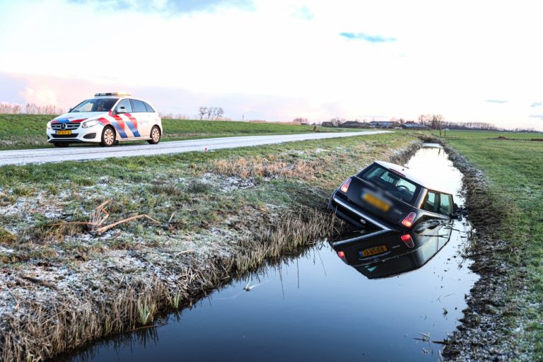 Auto door gladheid van de weg bij Sondel