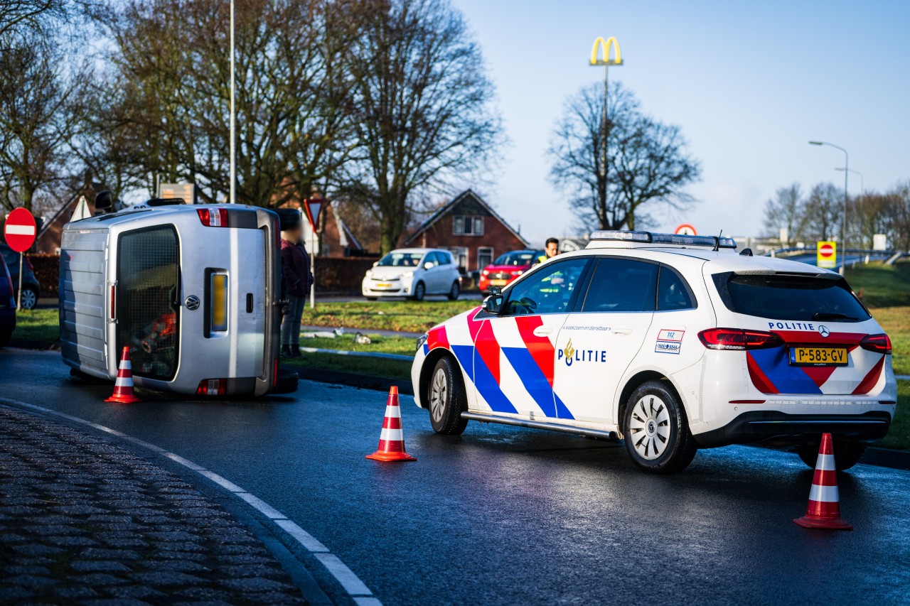 Busje gekanteld op rotonde in Hoogezand