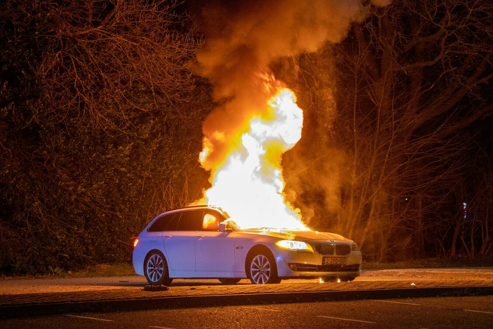 Auto brandt volledig uit bij Van der Valk Emmen