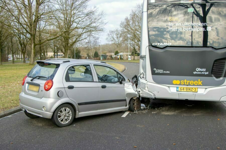 Auto botst achterop lijnbus