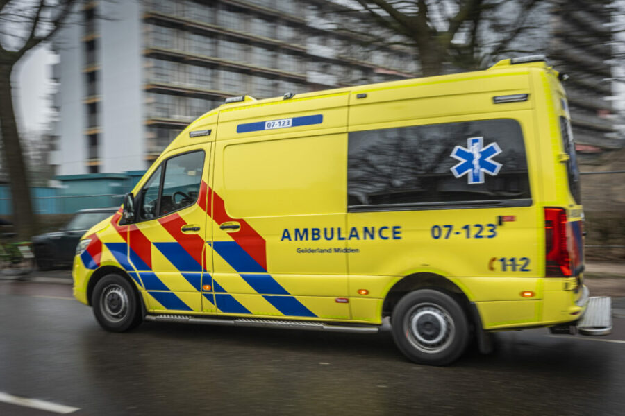 Voetganger zwaargewond door aanrijding met auto op N376