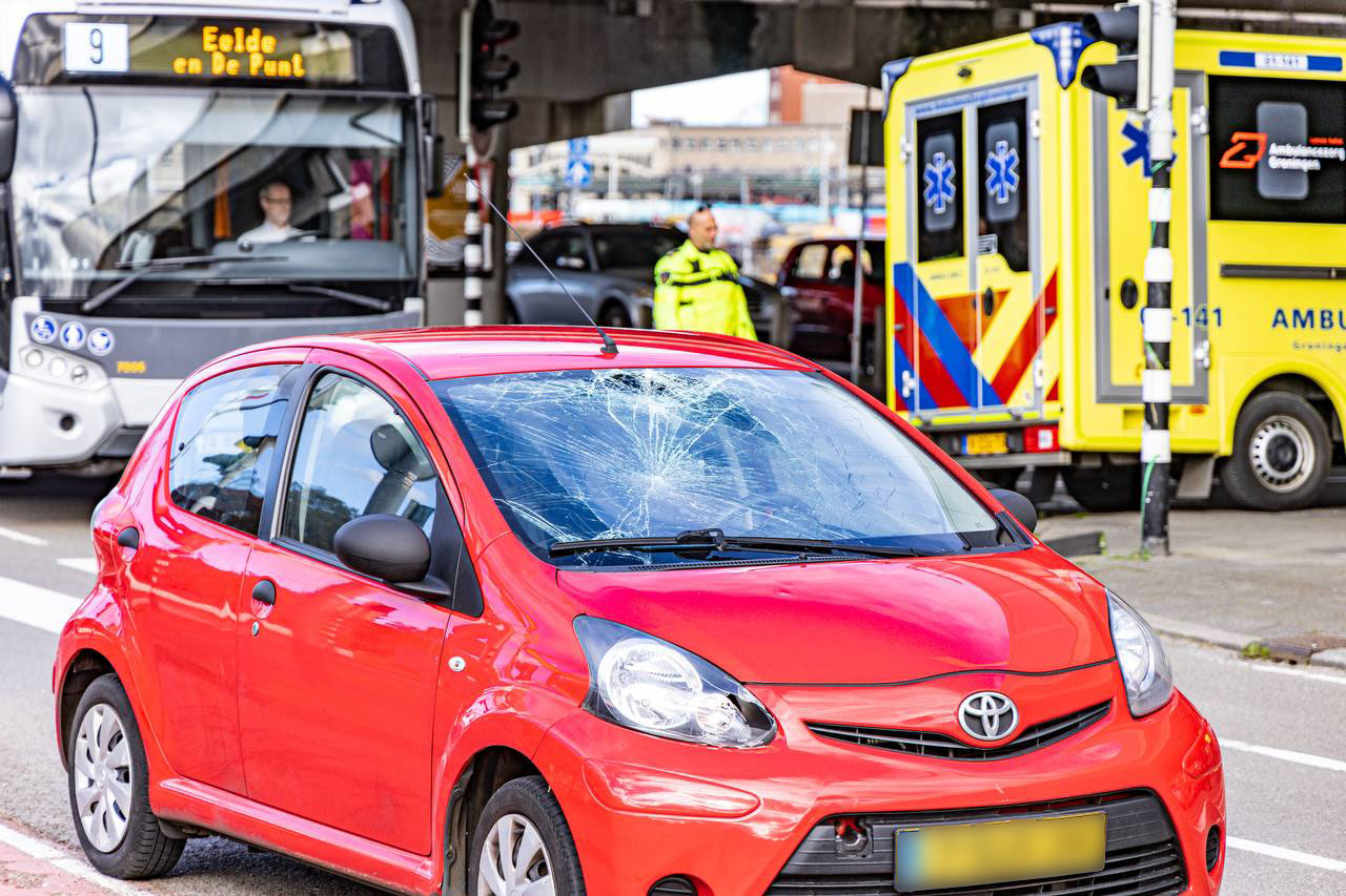 Meisje op fiets aangereden door auto