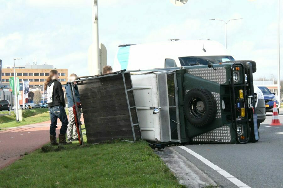 Auto komt op de zijkant terecht bij ongeluk