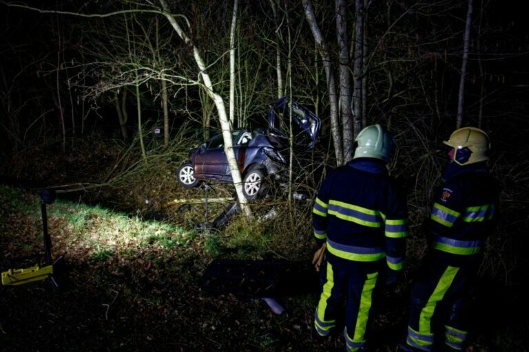 Auto raakt van de weg (N358) en belandt in bosschage