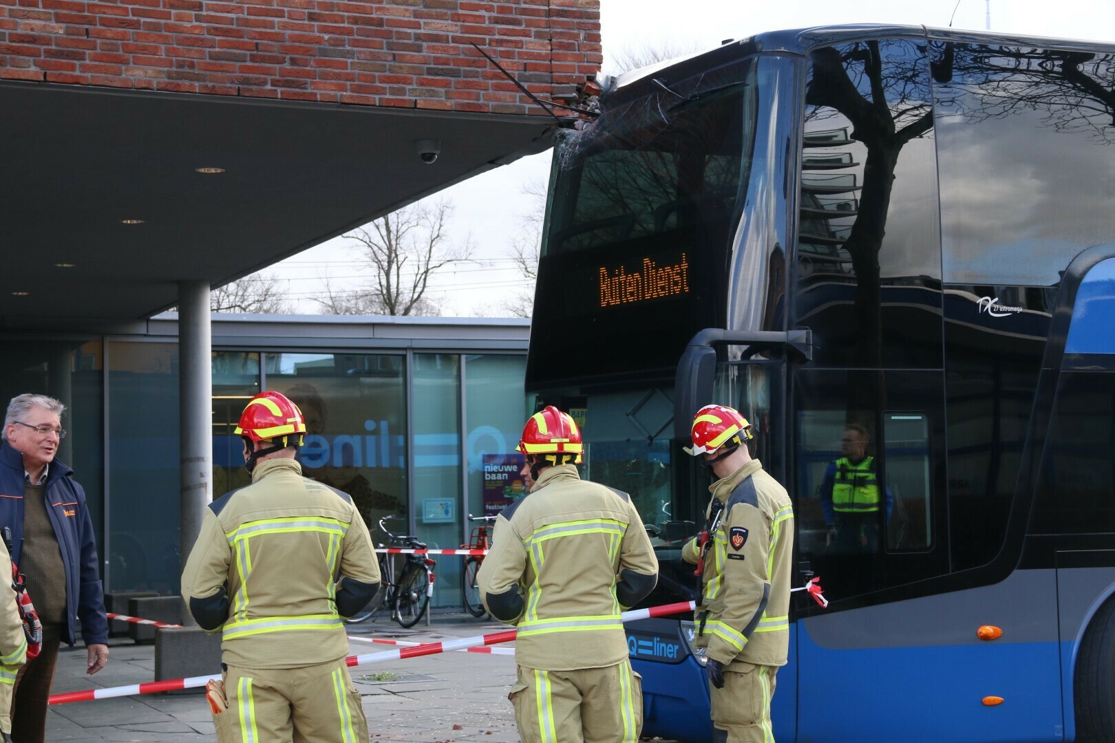 Dubbeldekker ramt gevel stationsgebouw