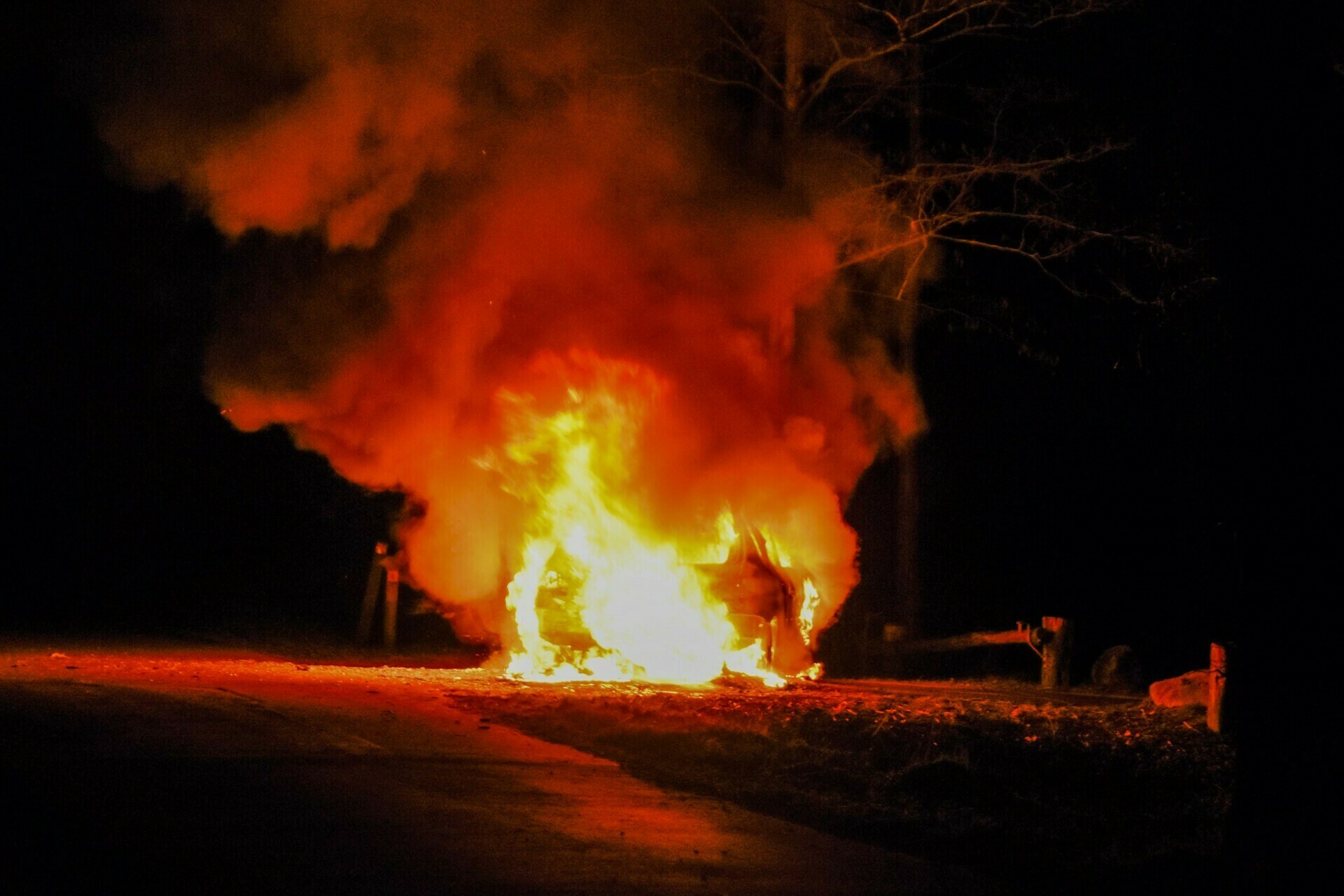 Auto brandt volledig uit: onderzoek naar brandstichting