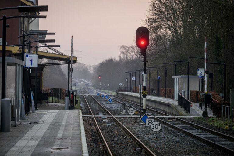 Treinpersoneel streekvervoer staakt voor tweede dag op rij